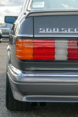 Sumy, Ukrayna - 21 Eylül 2019. Mercedes-Benz W126 560 Sec. Birinci sınıf coupe. eski zamanlayıcı