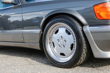 Sumy, Ukrayna - 21 Eylül 2019. Mercedez Benz 560 Sec 'in ambülans lastikleri. Krom tekerlekler Amg