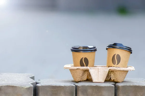 Café de rue. 2 tasses de café dans le support. Café à emporter est debout dans la rue — Photo