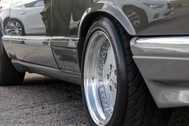 Sumy, Ukrayna - 21 Eylül 2019. Eski tarz Amg Mercedes Benz. Amrome krom tekerlekler. Sınıf w126. 560 Sec