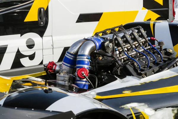 強力なレーシングカーのエンジンだドラグスターレースカーのコンセプト。車は競争の準備ができています — ストック写真
