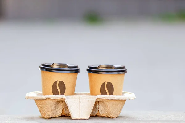 2 tasses de café dans le support. café pour les amis. inviter à prendre un café. café à emporter — Photo