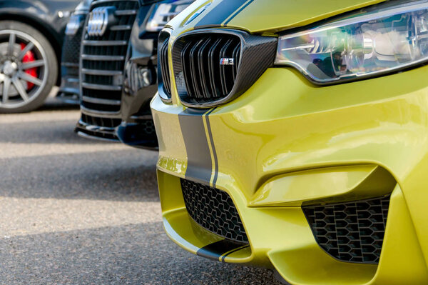 SUMY, UKRAINE - 21 сентября 2019 года. BMW M3 передние и фары в золоте против Audi и Mercedes-Benz
 