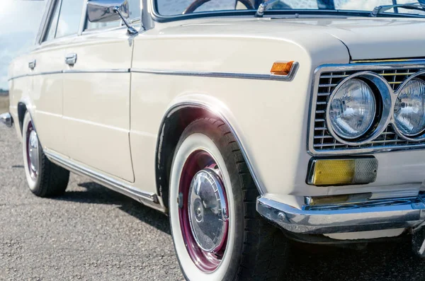 Carro retro com brilho em detalhes cromados. vista lateral e frontal do farol. carro bege vintage — Fotografia de Stock