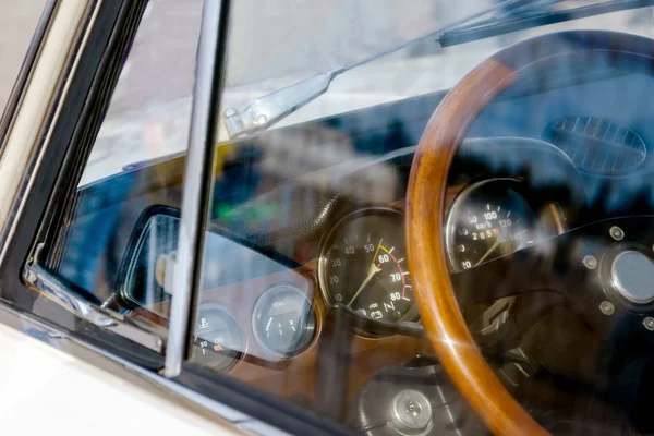 Vista do volante e painel de instrumentos de um carro dos anos 70. em vidro o reflexo do espelho em tempo ensolarado — Fotografia de Stock