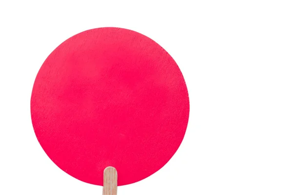 Okrągła czerwona drewniana płyta na drewnianym patyku z przestrzenią do kopiowania. odizolowany. baner reklamowy — Zdjęcie stockowe