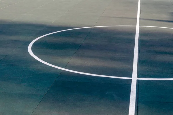 Centro do campo de esportes de jogo de equipe. conceito de futebol, basquete em um playground de rua ao ar livre — Fotografia de Stock