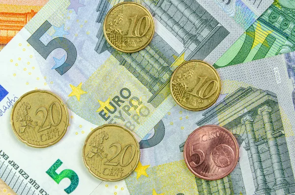 Les centimes de 5, 10 et 20 euros se situent sur le fond des billets en euros. changer de concept. inflation — Photo