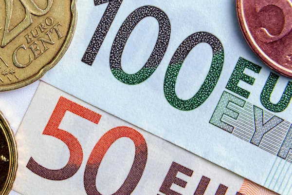 50 ve 100 Euro yakın çekim. Yan taraflarda Euro cent 'ler var. Yatırım konsepti bankacılık
