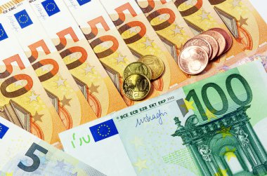 Banknotlar ve paralar. 5, 50 ve 100 Avro değerinde 5 ve 10 'luk banknotlar. Gelir ve harcama kavramı