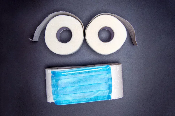 Tuvalet Kağıdı Ruloları Mavi Tıbbi Maske Takan Bir Ifade Şeklinde — Stok fotoğraf