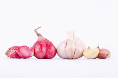 Shallotlar (Kırmızı Soğan) ve sarımsaklar yemek pişirmede popüler malzemelerdir..