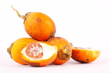 Betel fındığı endüstriyel tekstil boyalarında kullanılır.