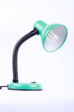 Beyaz arka planda kitap okumak için fener (lambalar) ve ev içleri izole edildi