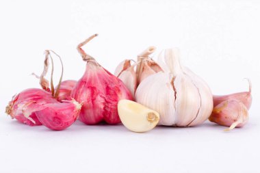 Shallotlar (Kırmızı Soğan) ve sarımsaklar beyaz arka planda bulunan bir besin ve bitkidir.