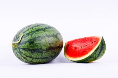 Karpuz, beyaz arka planda izole edilmiş sağlıklı tatlı bir meyvedir. 