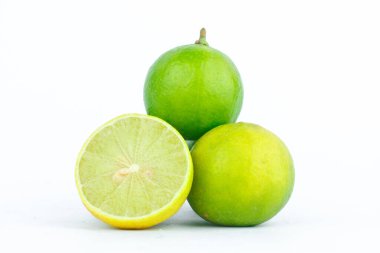 Limon meyveli sebzeler, beyaz arka planda yemek pişirmede birincil bileşen olarak kullanılır.