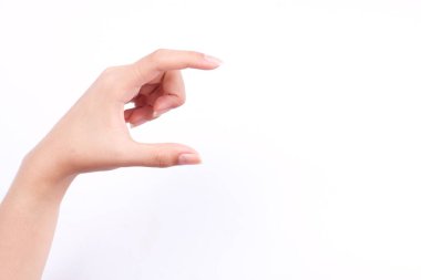 Kadın elinde fütüristik bir kartvizit, kamera ya da cep telefonu tutuyordu.