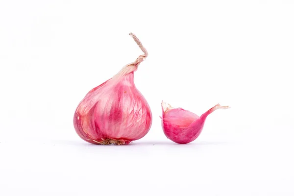 Shallotlar (Kırmızı Soğan) ve sarımsaklar beyaz arka planda bulunan bir besin ve bitkidir.