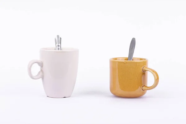 咖啡杯 牛奶杯和勺子在白色背景下隔离的休息时间 — 图库照片