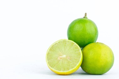 Limon, beyaz arka planda yüksek ekşi bir meyve sebzesidir.