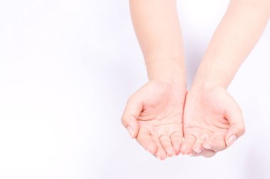 parmak el sembolleri izole edilmiş konsept iki elle birleştirin ve beyaz arka planda umutla ellerinizi açın