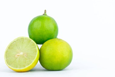 Limon (limon) beyaz zemin üzerinde C vitamini sebze içerir.