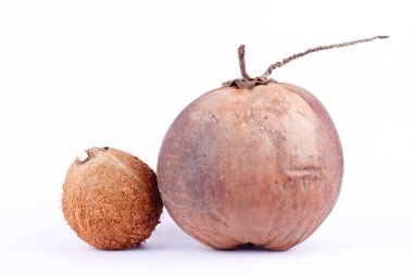  Kahverengi hindistan cevizi kabuğu ve hindistan cevizi sütü için taze hindistan cevizi. Beyaz arka planda sağlıklı meyve.