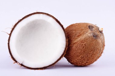 Hindistan cevizi, Hindistan cevizi sütü ve hindistan cevizi kabuğu için beyaz arka plandaki meyveli yiyecekler için kesme yolu.