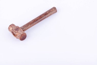  İzole edilmiş beyaz arkaplan aracı için kullanılan eski paslı Sledge çekici