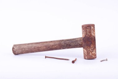  Beyaz arka plan aracı izole edilmiş eski Sledge çekiç ve pas çivi çivisi