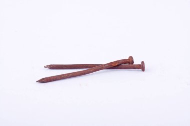  Beyaz arkaplan aracı izole edilmiş eski paslı çivi çivisi