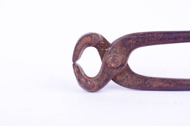 Kullanılmış demir kesme maşası ya da paslı ucu beyaz arka plan aracı izole