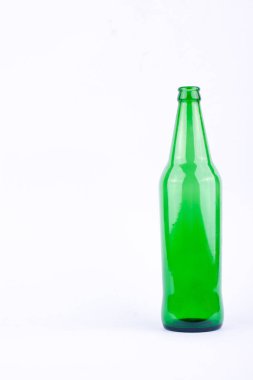 Bira için yeşil bira şişesi. Beyaz arka planda içki partisi. İzole edilmiş.