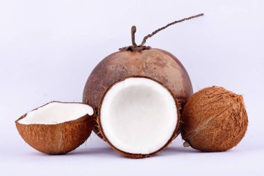 Hindistan cevizi yolu, hindistan cevizi sütü ve kahverengi hindistan cevizi kabuğu için kesme yolu ve beyaz arka planda olgun hindistan cevizi, sağlıklı meyve, izole edilmiş.