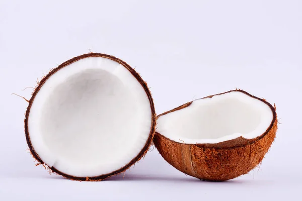 Świeża Ścieżka Połowicznego Wycinania Kokosów Mleka Kokosowego Białym Tle Owoce — Zdjęcie stockowe