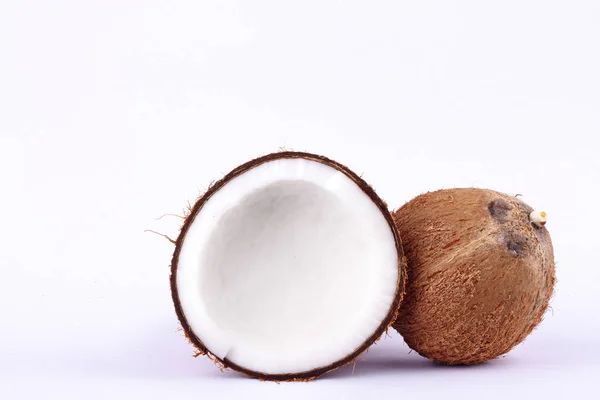 Świeża Ścieżka Połowicznego Wycinania Orzechów Kokosowych Dla Mleka Kokosowego Brązowej — Zdjęcie stockowe