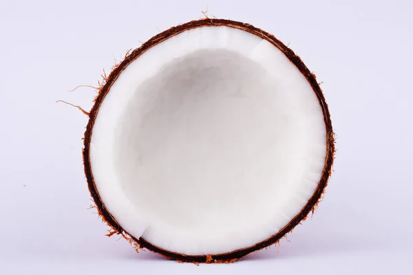 Świeża Ścieżka Połowicznego Wycinania Kokosów Mleka Kokosowego Białym Tle Owoce — Zdjęcie stockowe