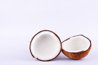 Hindistan cevizi yolundaki beyaz arka planda hindistan cevizi sütü için kesme yolu.