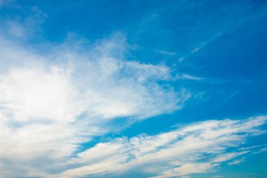 beyaz kabarık bulutlar ve mavi gökyüzü sabah