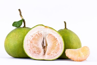 Beyaz arka planda soyulmuş taze yeşil pomelo sağlıklı meyve yiyecekler izole edilmiş.