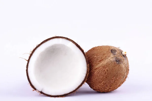 Świeża Ścieżka Połowicznego Wycinania Orzechów Kokosowych Dla Mleka Kokosowego Muszli — Zdjęcie stockowe
