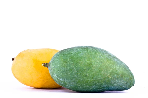 Κίτρινο Ώριμο Μάνγκο Και Πράσινο Μάνγκο Λευκό Φόντο Υγιεινές Τροφές — Φωτογραφία Αρχείου