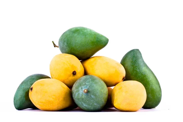 Una Pila Mangos Maduros Amarillos Mangos Verdes Frescos Sobre Fondo —  Fotos de Stock