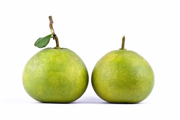 Par Pomelos Verdes Frescos Pelados Sobre Fondo Blanco Sano Fruta — Foto de Stock