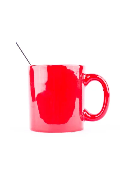 红咖啡或茶杯和勺子与白底酒隔离 — 图库照片
