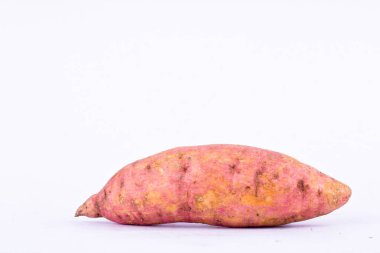 Beyaz arka planda organik patates yer elması sağlıklı meyve yemekleri izole edilmiş.