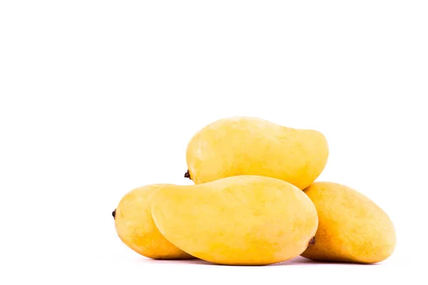 Beyaz arka planda sarı, olgun mangolar sağlıklı meyve yemekleri izole edilmiş.