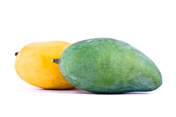Κίτρινο Ώριμο Μάνγκο Και Πράσινο Μάνγκο Λευκό Φόντο Υγιεινές Τροφές — Φωτογραφία Αρχείου