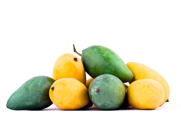 Una Pila Mango Maduro Amarillo Mango Verde Fresco Sobre Fondo —  Fotos de Stock